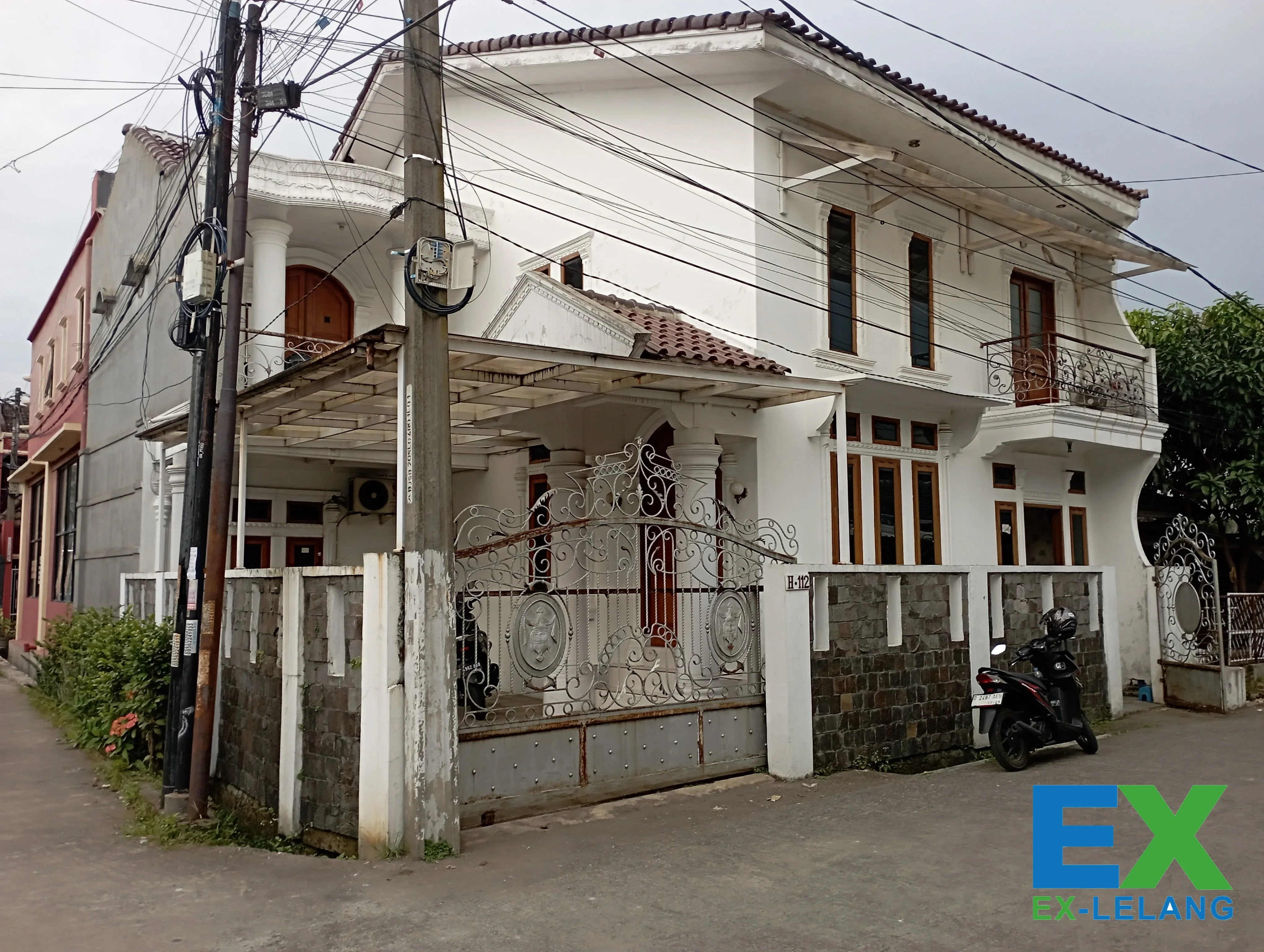 Rumah Victorian Neo Clasic Cantik Di Komplek GBA 1 Dengan Luas 125 m²