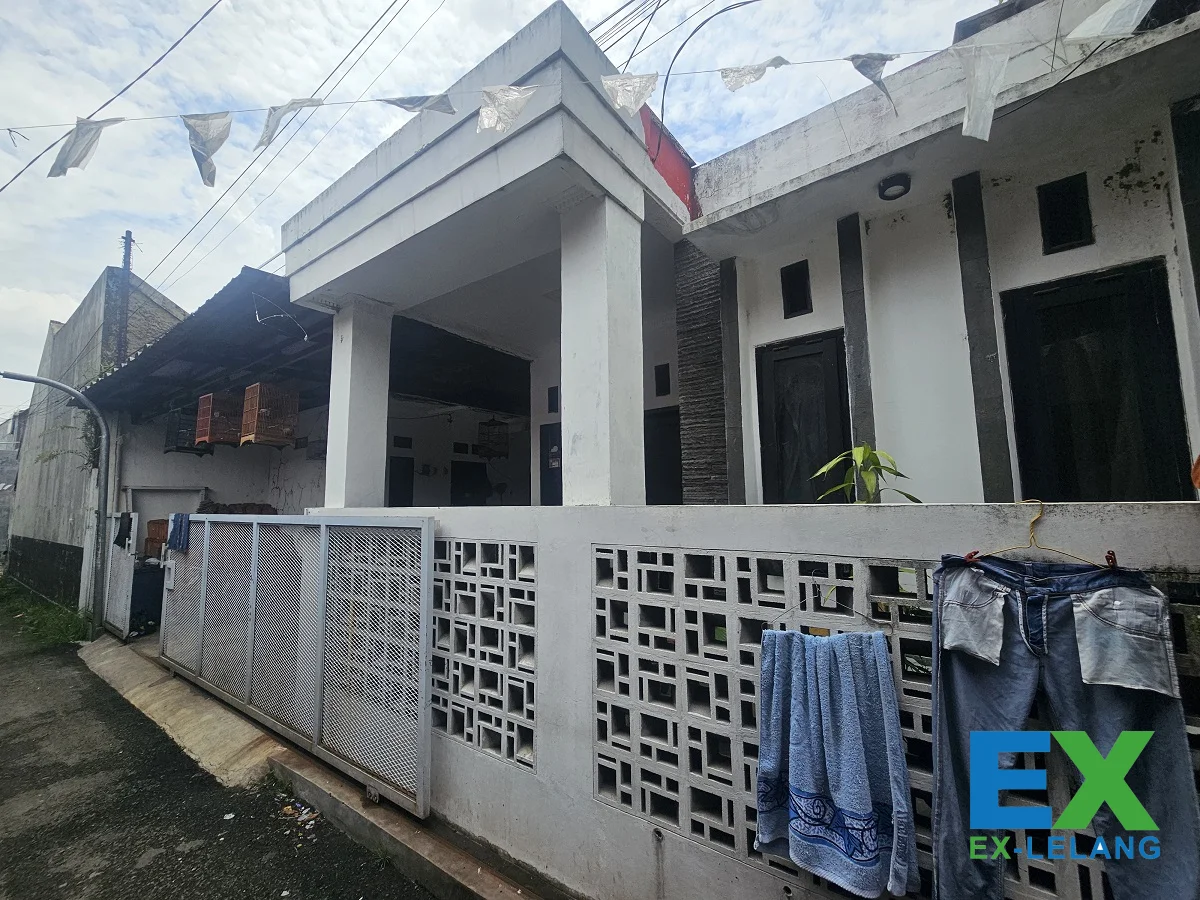 Rumah Besar Di Dekat Terminal Lewi Panjang Dengan Luas 176 m² Kota Bandung ( Jalan Masuk Mobil )