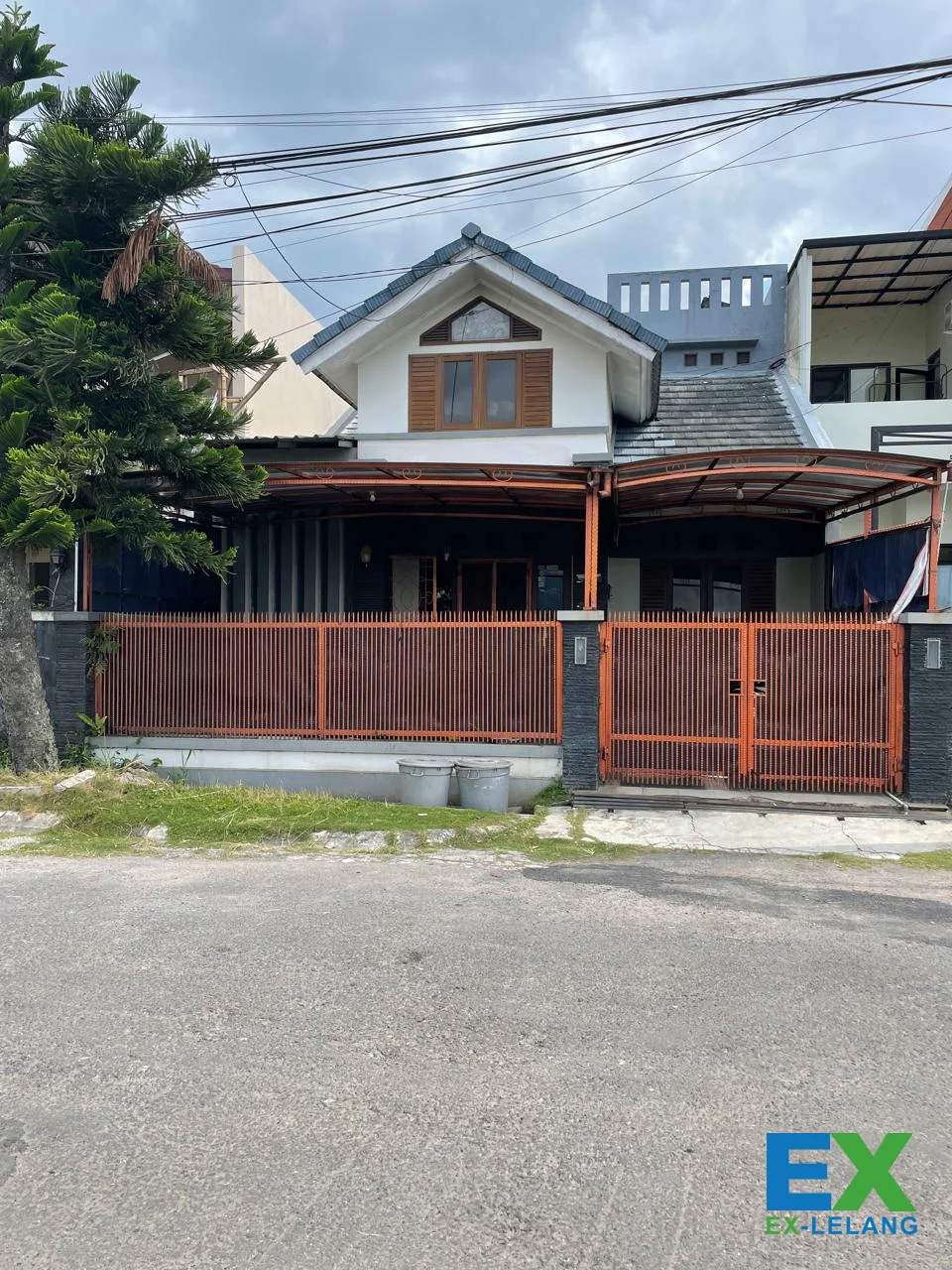 Rumah Besar Mewah Di Kawasan Perumahan Pinus Regency Cisaranten Wetan Dengan Luas 144 m² Kota Bandung