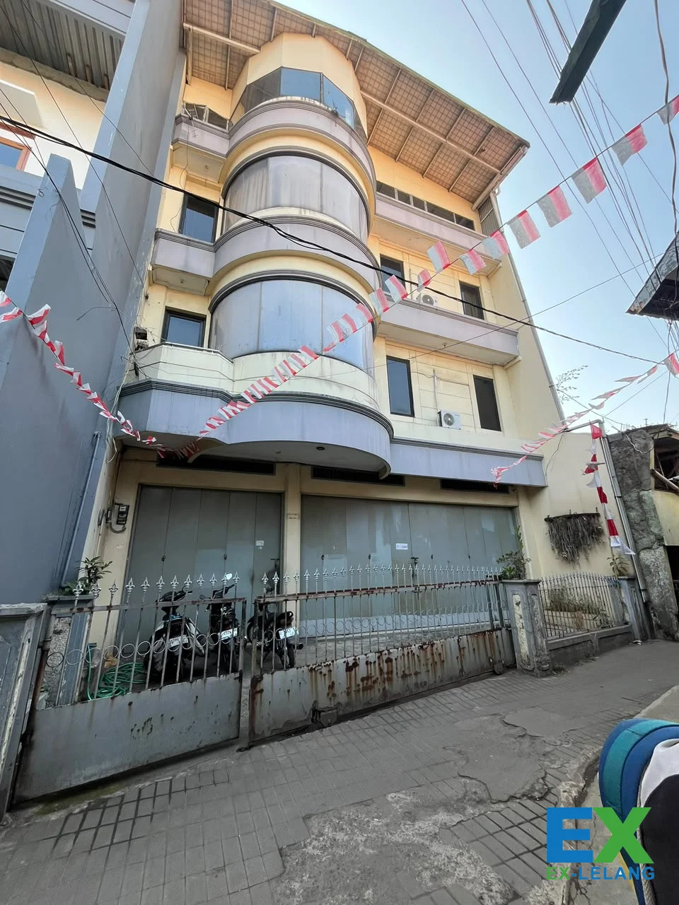 Gedung 4 Lantai Di Area Ciroyom Rajawali Dengan Luas 147 m²